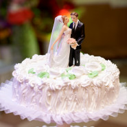 White Wedding Cake with Figurines 2 Kg and Card