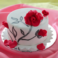 Red Roses on Vanilla Cake 1 Kg and Card